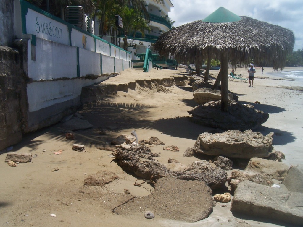 La playa Sans Souci den 2013 con una erosion que no dejo playa
