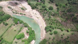 Se ve 3 palas instaladas en el rio Veragua