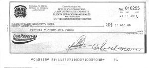 Aparece al frente del cheque, la firma de Gabriel Mora