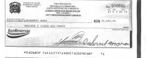 Cheque de pago de interes del prestamos de Humberto Mora por el candidato a regidor Rey Angel Arvelo